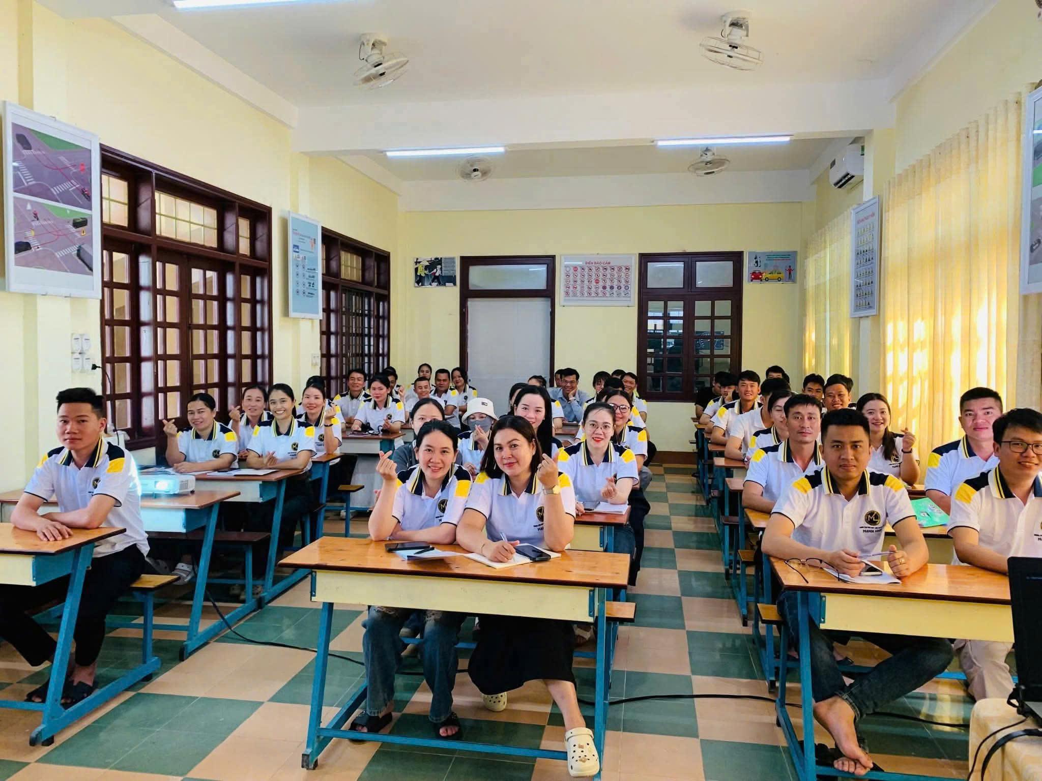 Học viên trong lớp học lý thuyết Mạnh Linh