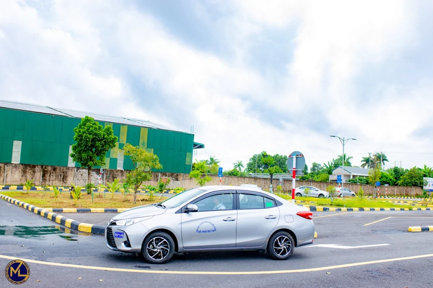 Thực hành lái xe trên sân