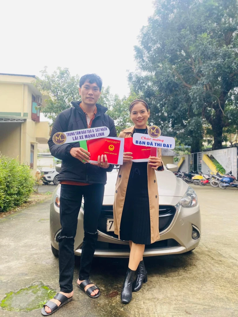 Học viên và xe đào tạo